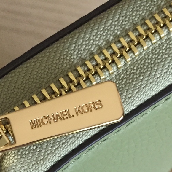 Michael Kors Light Sage Leather Wallet Wristlet - Picture 4 of 8